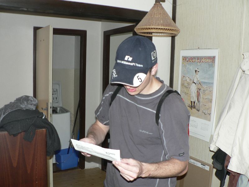 Maraton09 003.jpg - Honzík prohlíží kudy se vlastně poběží.